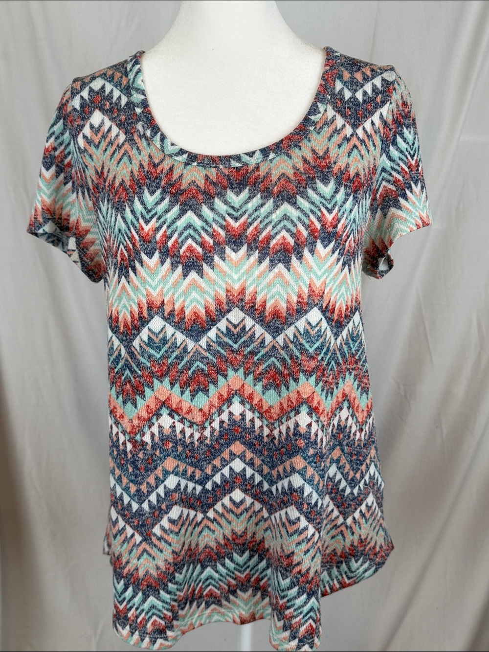 Women's Absolutely Famous Short Sleeve Knit Top with Southwestrn Pattern Medium
